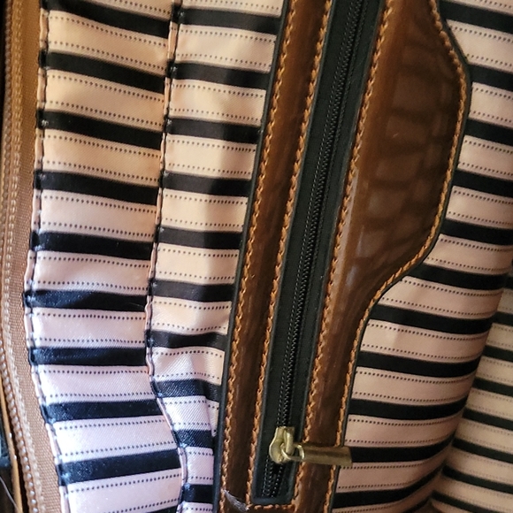 HP✨️ NWOT patent leather handbag - Picture 7 of 8